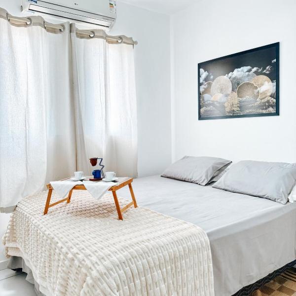 Apartamento 2 Quartos Super Decorado - Ar Condicionado nos Quartos - 1 Cama Queen - 2 Camas de Solteiro com Auxiliar - Cozinha Completa - Estacionamento Coberto Gratuito - Foto 5