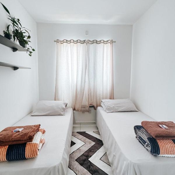 Apartamento 2 Quartos Super Decorado - Ar Condicionado nos Quartos - 1 Cama Queen - 2 Camas de Solteiro com Auxiliar - Cozinha Completa - Estacionamento Coberto Gratuito - Foto 3