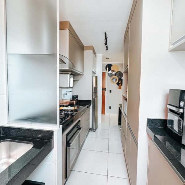 Apartamento 2 Quartos Super Decorado - Ar Condicionado nos Quartos - 1 Cama Queen - 2 Camas de Solteiro com Auxiliar - Cozinha Completa - Estacionamento Coberto Gratuito - Foto 4