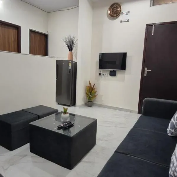 The Comfort Spot Fully Furnished 1BHK，位于印多尔的酒店