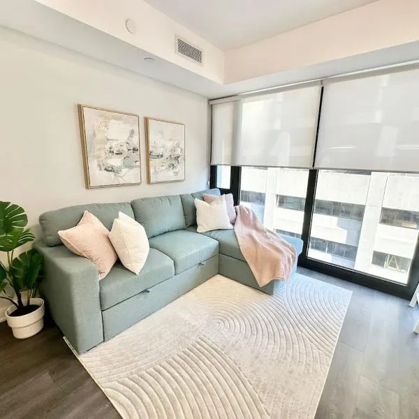 Condo in Yorkville - Newly Furnished Luxury Unit、トロントのホテル