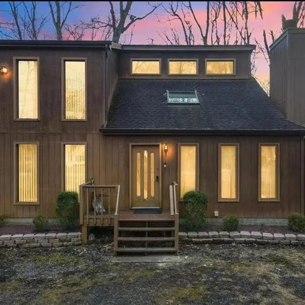 Cozy Cabin at Poconos With Hot Tub and Fire Pit, hotel v destinaci East Stroudsburg