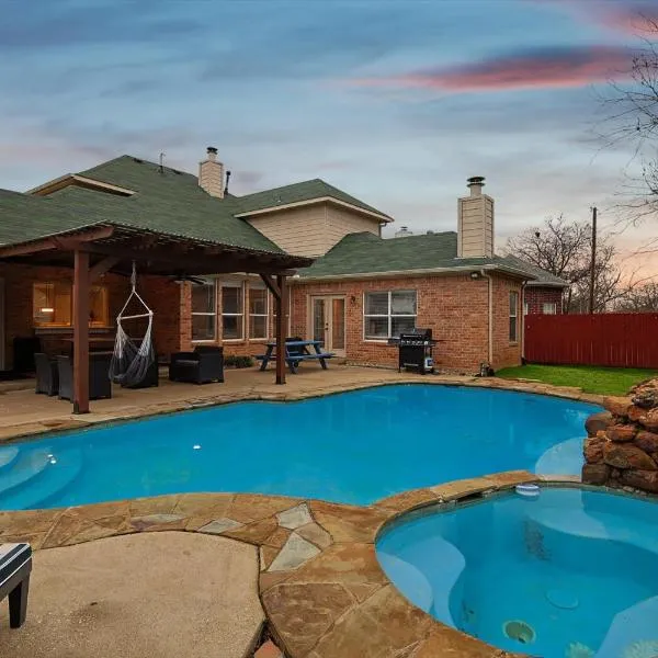 Immaculate 5BR 2,5BA Holiday Home with Pool, hotel in Irving