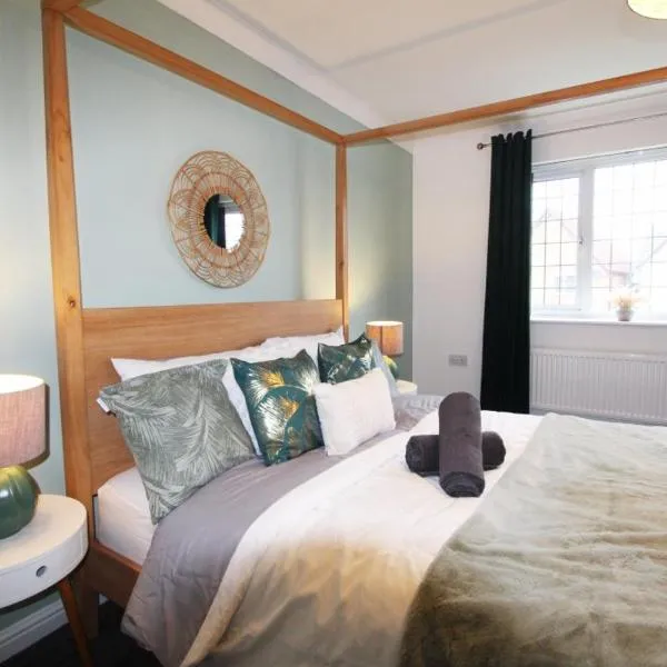 4 Bedroom House Near Manchester Airport, Wythenshawe Hospital and Trafford Centre, hotel v destinaci Wythenshawe