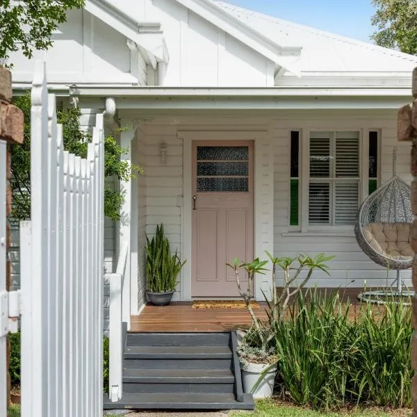 Exquisite, Stunning & Central! CDB Fringe Cottage!, hotel in Toowoomba