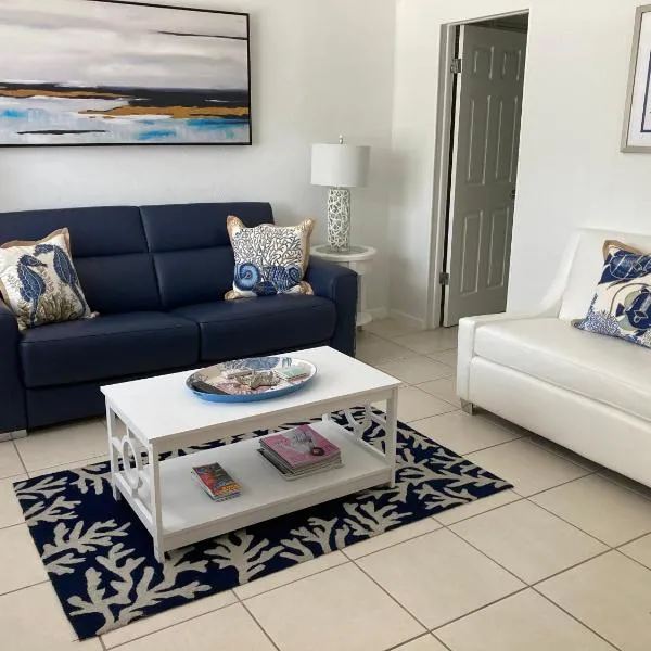 Gorgeous Beachy Chic Condo in Key Biscayne, hotel v Miamiju