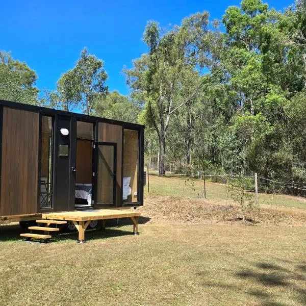 The Mini Chalet by Tiny Away, hotel in Bromfleet