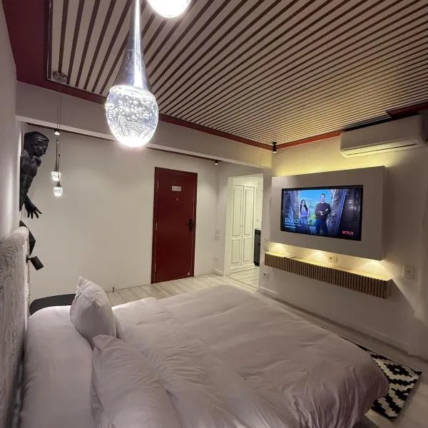 APOLO- luxury Modern Studio in Heart of zamalek visits allowed - Apartment 8B, hotel in Cairo