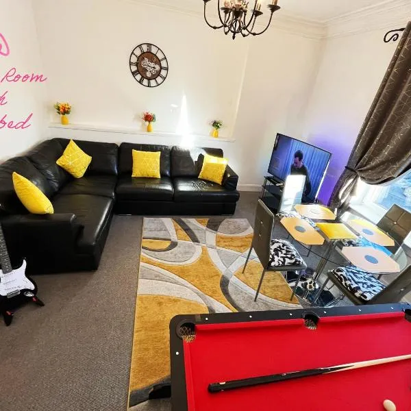2 Bedrooms Entire Apartment Self Check in, hotel v destinaci Fife