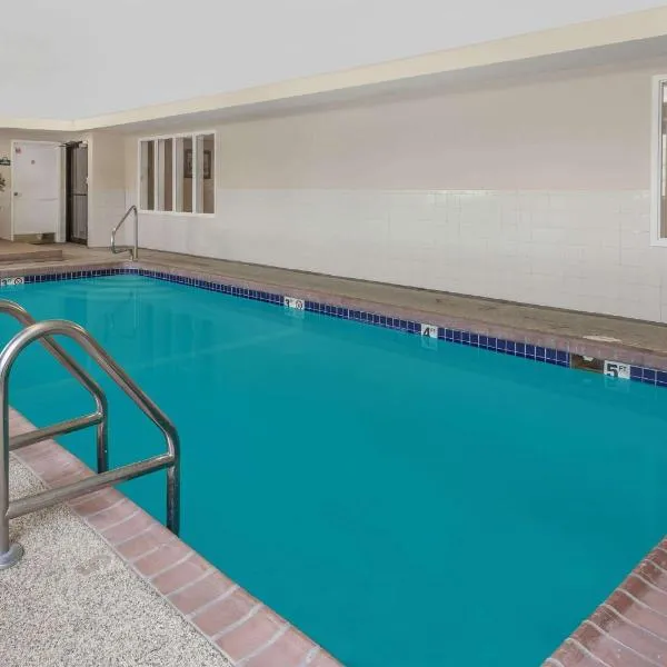 Days Inn by Wyndham near Kansas Speedway, hotel in Kansas City