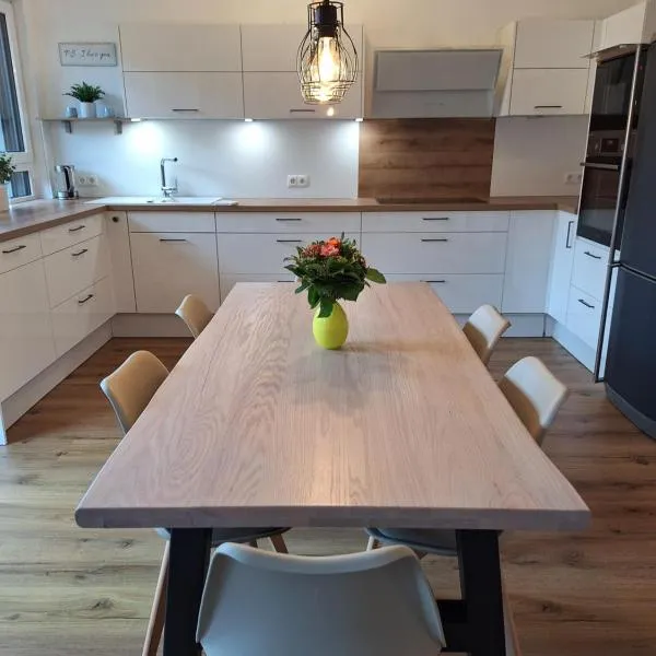 Ferienwohnung Maison Confortable mit Sonnenterrasse und Garten, Bad Ems, Koblenz, Montabaur, Wandern, Radfahren, Mountanbiketouren, hotel in Arzbach