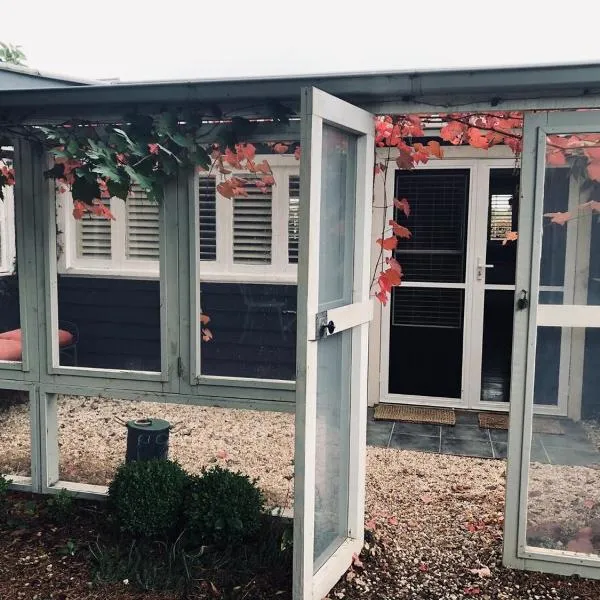uffington studio pet friendly garden setting, hotel in Daylesford