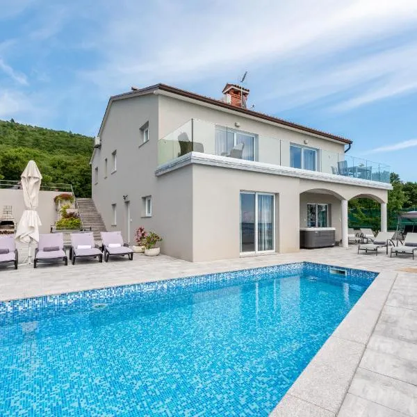 Villa Bella Vista for 8 people with sea view, heated pool & wellness - only 1,5 km from beach, хотел в Viskovići