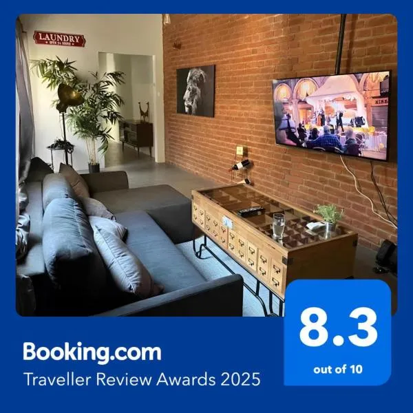 Cozy Gzira Industrial Apartment, Prime Spot with Balcony, hotel en Gżira