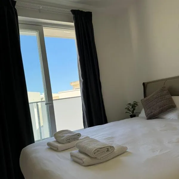 Spacious New 1 Bed with Balcony, hotel in Qawra