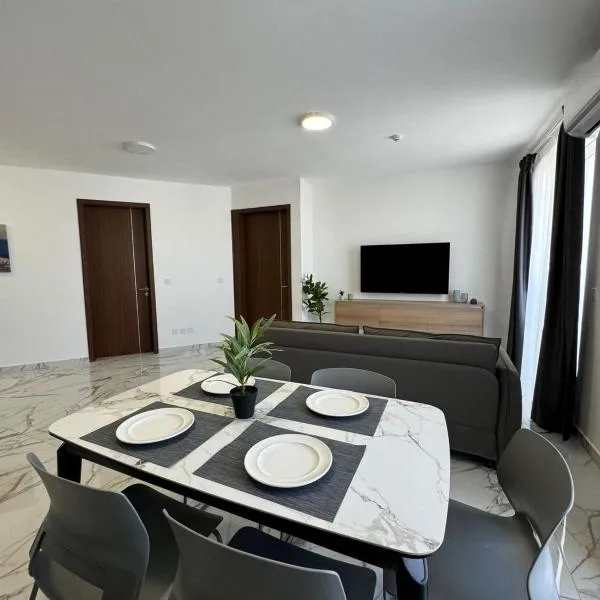 Spacious New 1 Bed with Balcony - by HostMT, hotel v destinaci Qawra