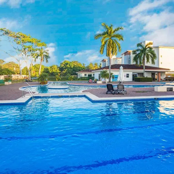 2 Bedroom Oceanfront Condo with Wi-Fi, AC and Pool, khách sạn ở Bejuco