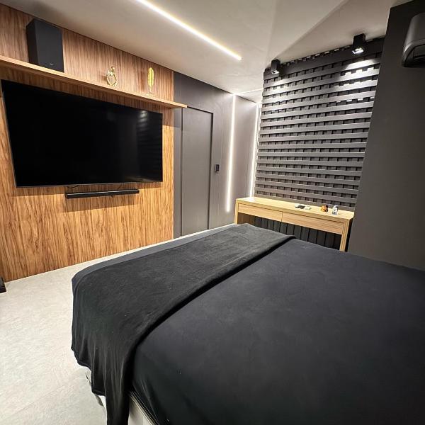 Apto luxo com tela 75 de cinema no quarto