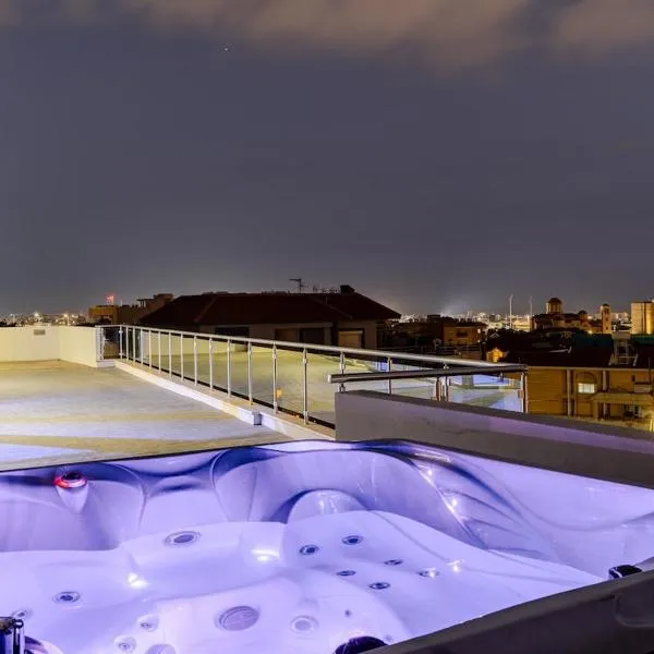 Penthouse with outdoor hottub, hotel v destinaci Limassol
