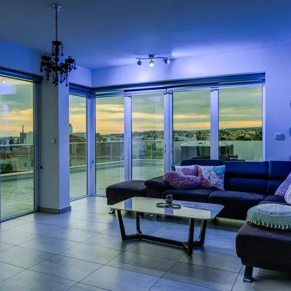 Sky villa penthouse with private outdoor hottub, hotel Limassolban