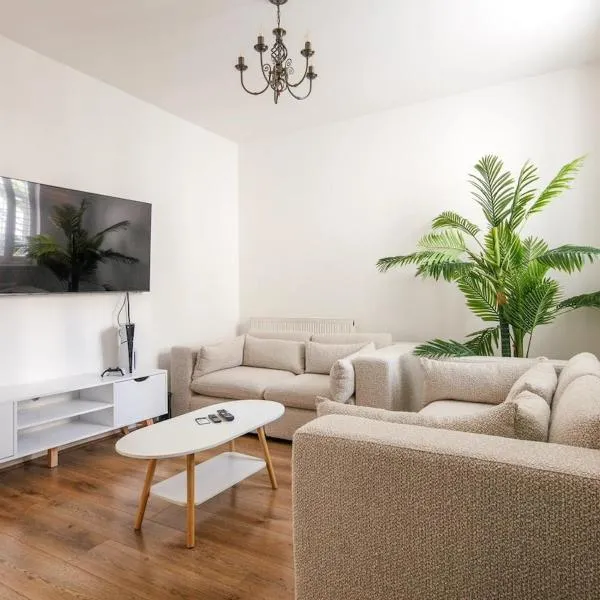Spacious 3 Bedroom Home with PS5 and Pool Table Near O2 Arena Canary Wharf and Elizabeth Line to Central London, hotel v destinaci Woolwich
