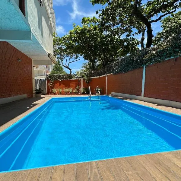 Casa com piscina e churrasqueria privativa na praia do Pepê a apenas 80 metros do mar, hotel in Rio de Janeiro