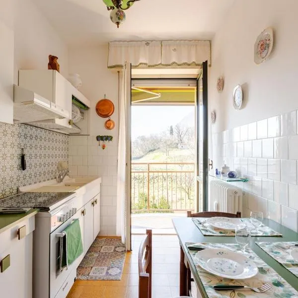 CasaPiergiulia - Canzo - Lago di Como -Parcheggio - Wifi, Hotel in Canzo