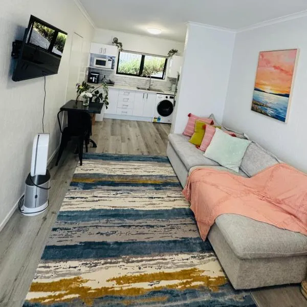 Waterfront studio unit near Auckland Airport, khách sạn ở Auckland