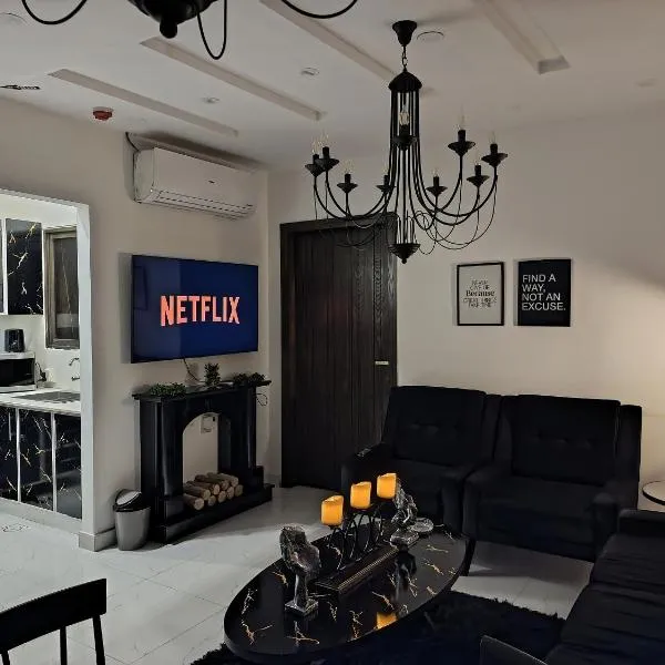 Luxury 1BHK with Balcony & Stunning City Views, hotel in Rawalpindi