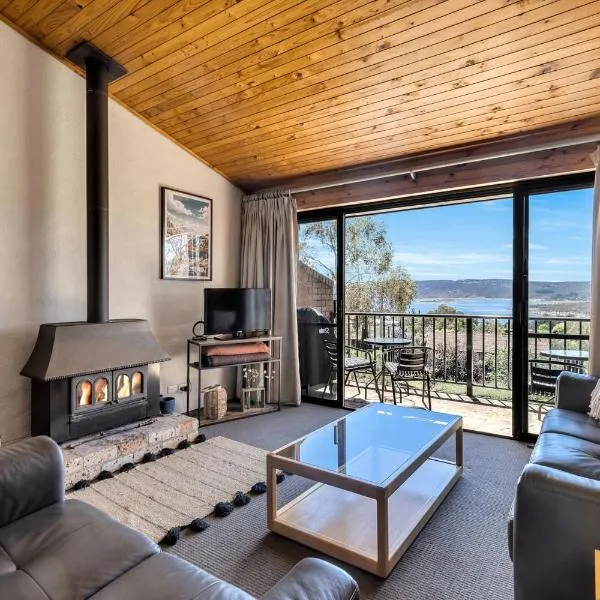Snowbird 1 - Charming 2BR Townhouse l Lake Views l Air-Con l Off-Street Parking, Hotel in Jindabyne