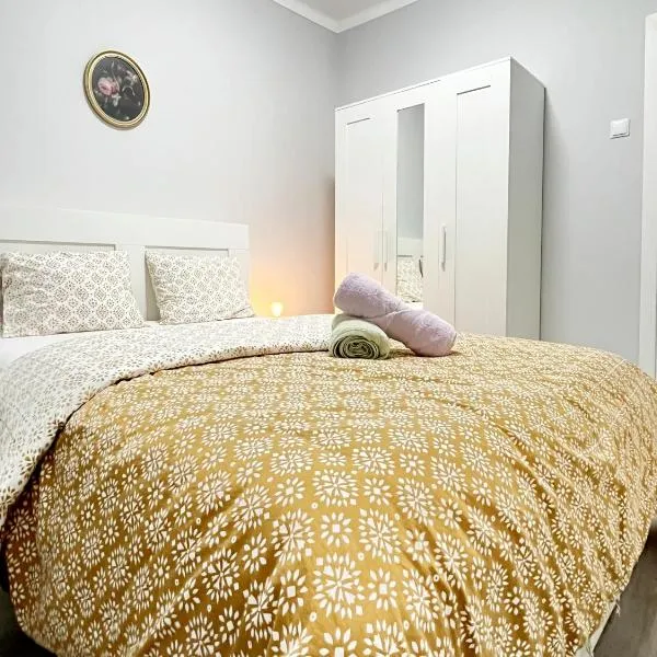 Chachino Guesthouse -5 Mins walk to Train & Bus Station, hotel in Agualva
