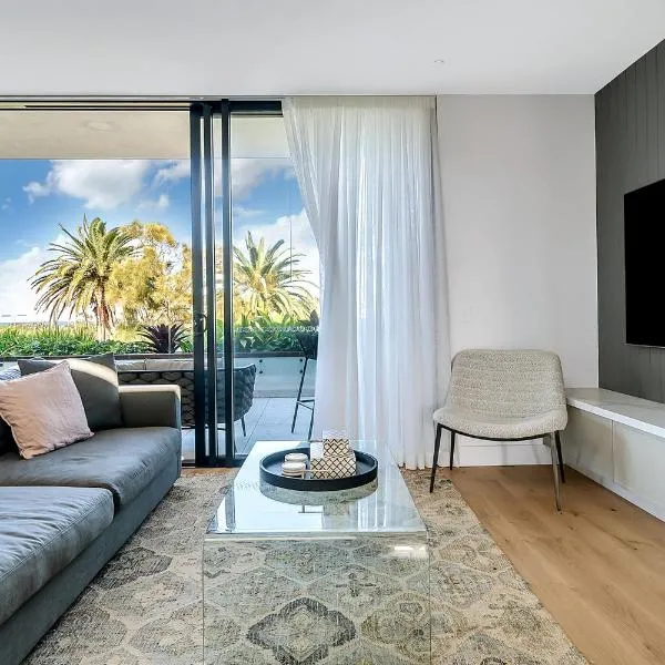 New Penthouse with Ocean & Golf Course Views, hotel en Collaroy