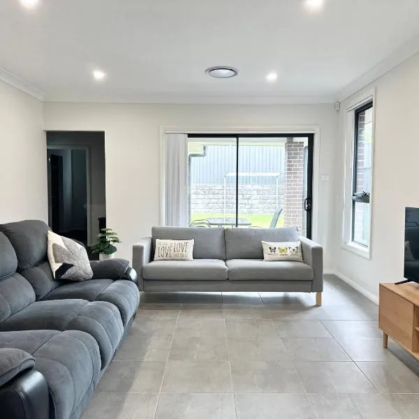 Convenient and Peaceful 4BR New House in Gregory Hills, hotel in Narellan