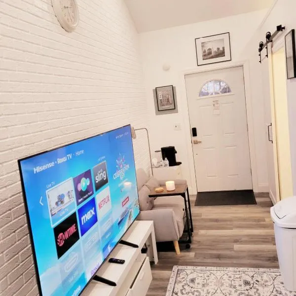 Private studio guesthouse in Watertown CT, hotel in Watertown