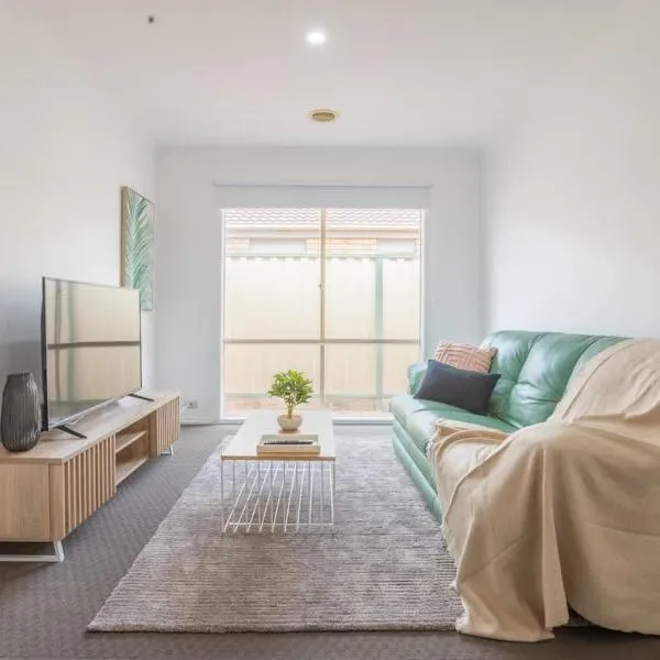 Well-Appointed Family Home in Popular Location، فندق في Tarneit
