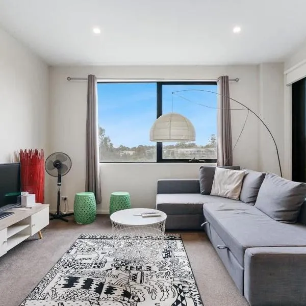 Cozy & Convenient Bundoora Apt withparking, hotel sa Bundoora