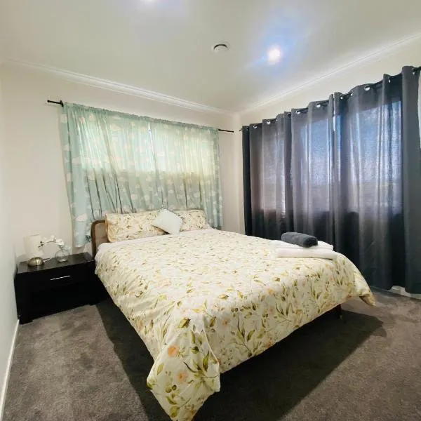 Luxury and nature view stay, hotel v destinaci Helensville