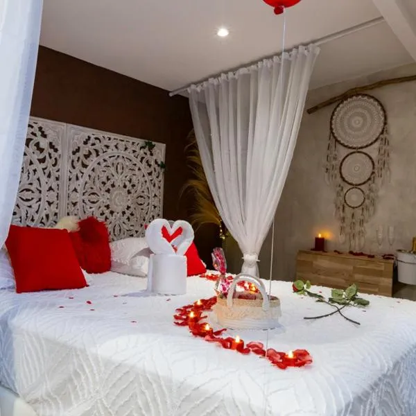 Une Clé Pour Deux - Chambre romantique avec Patio & Spa privatifs, hotel v destinácii Cuges-les-Pins