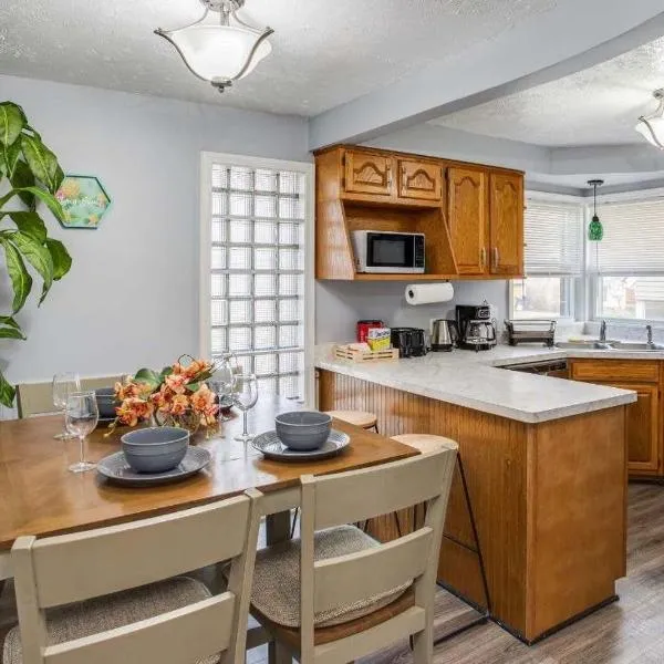 Astonishing Home Mins Away Airport Dwtn UofR andRIT, Hotel in Rochester