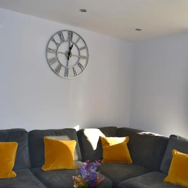 2 Bedroom semi-detached house Luton, hotel in Luton