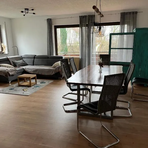 Superschöne 4-Zimmerwohnung, hotel in Hallstadt