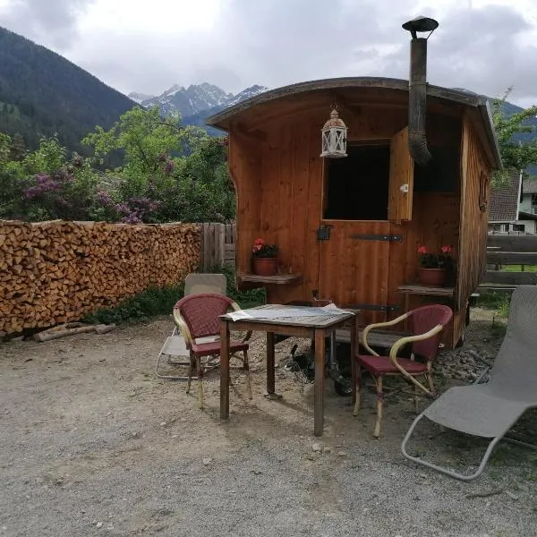 Schlosswirts Wohnmobilstellplatz und Schäferwagen, отель в городе Döllach