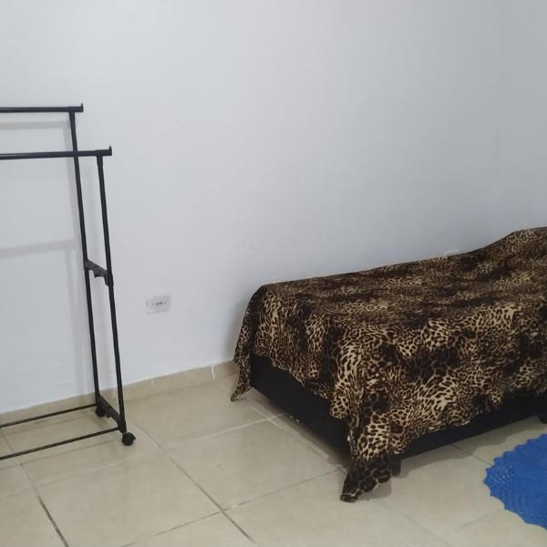 Quarto em Casa de Família