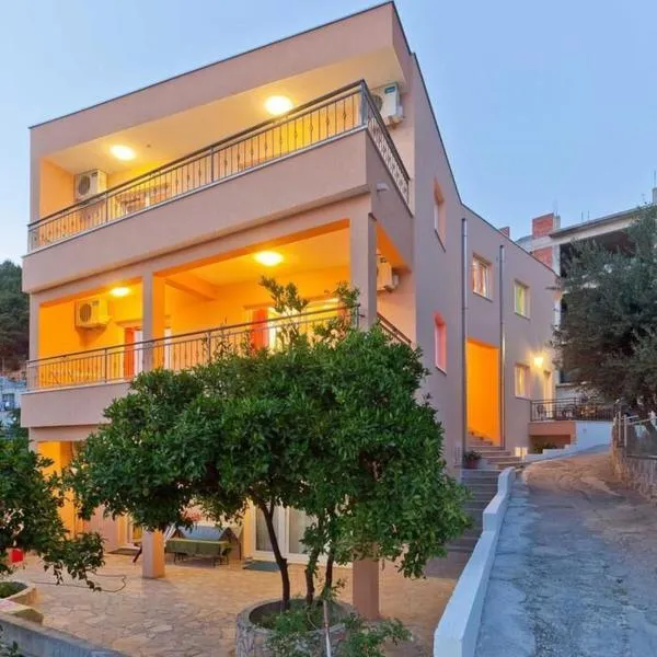 Apartments Branka, hotell sihtkohas Podgora