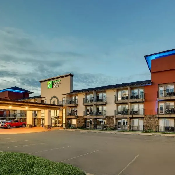 Holiday Inn Express Hotel & Suites Branson 76 Central by IHG, hotel in Branson