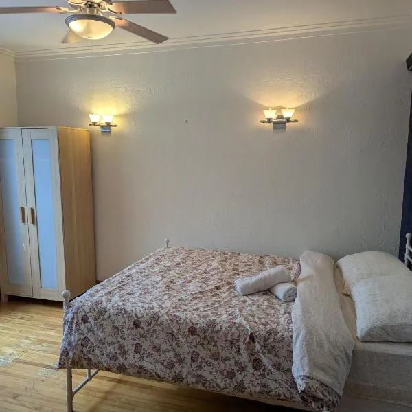 Bright room near Metro Monk station with Self Check-in, hotel v Montrealu