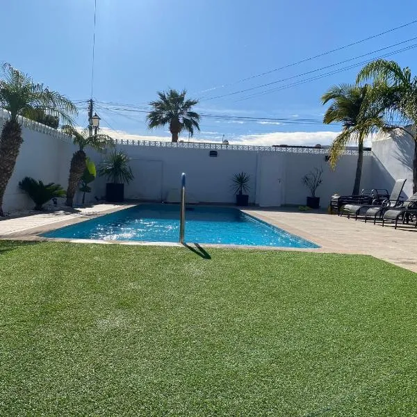 Campoamor Villa & Private Pool, Garden & Roof Terraces Distant Sea Views, hotel in Playas de Orihuela