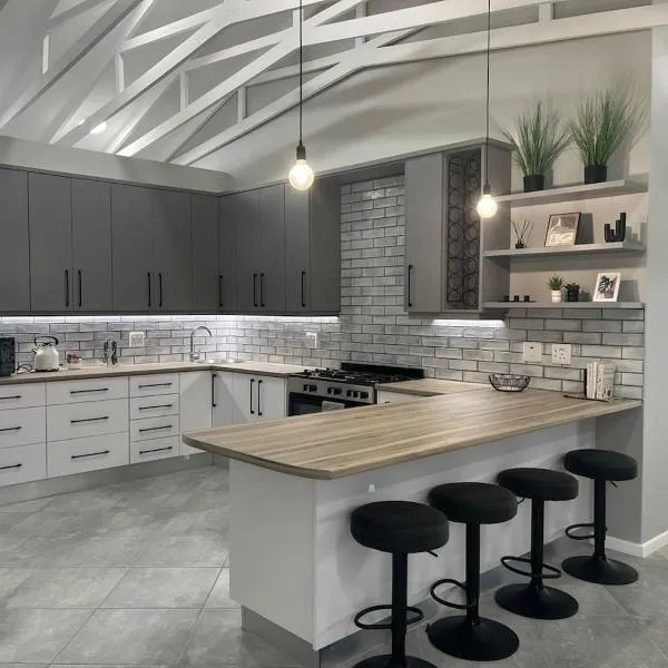 Modern Retreat in Jeffreys Bay, hotel v destinaci Jeffreys Bay
