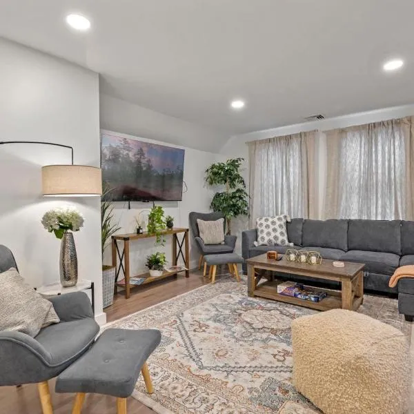 Spacious Modern Salem 3BR Getaway with 3 FREE PARKING SPACES, hotel din Salem