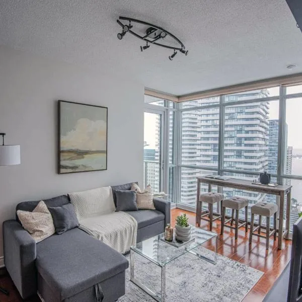 3BR Urban Gem with Scenic Balcony Views، فندق في تورونتو